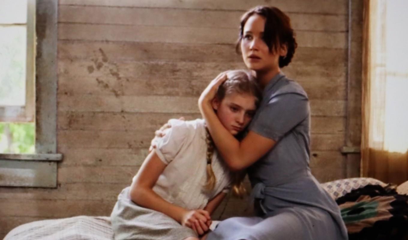 Katniss (Jennifer Lawrence) håller om sin syster Primrose (Willow Shields) i vetskap om att de kanske inte kommer att ses igen.