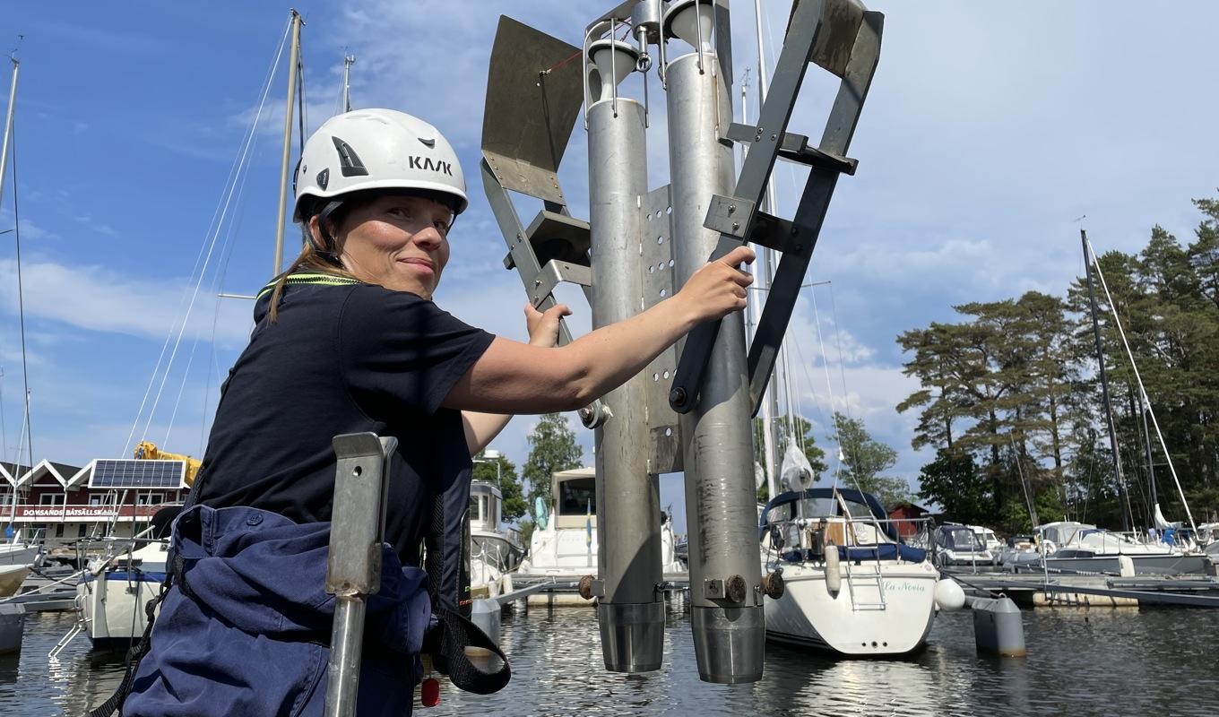 Sarah Josefsson, miljökemist vid SGU, med sedimentprovtagaren på båten. I projektet samarbetar SGU och de fyra länsstyrelserna runt Vättern. Foto: Cecilia Edbom Blomstrand