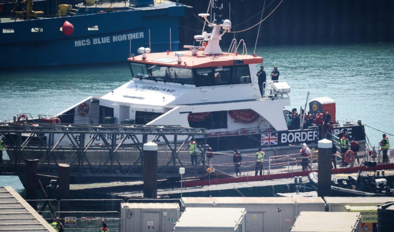 Migranter i Dover i sydöstra England eskorteras i land efter att ha plockats upp till havs när de försökt ta sig över Engelska kanalen. Foto: Henry Nicholls/AFP via Getty Images