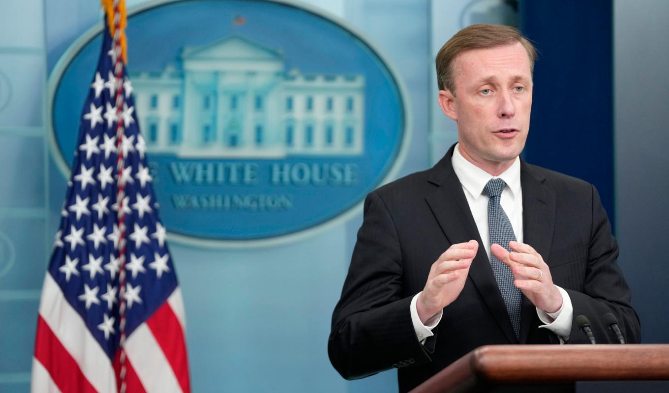 USA:s nationella säkerhetsrådgivare Jake Sullivan säger att det är "rätt" att skicka klusterbomber till Ukraina. Foto: Patrick Semansky/AP/TT