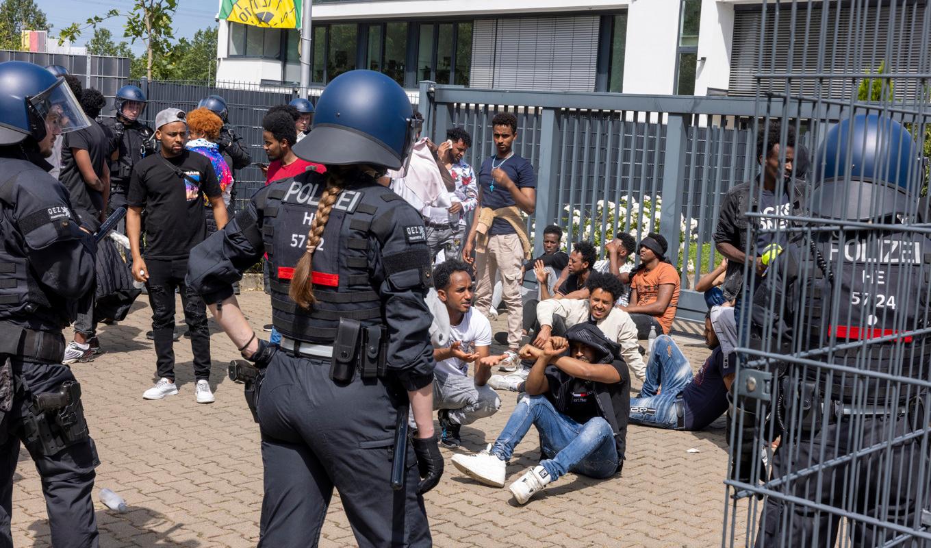 Tysk polis håller koll på en grupp människor i samband en eritreansk festival i staden Giessen. Foto: Helmut Fricke/AP/TT