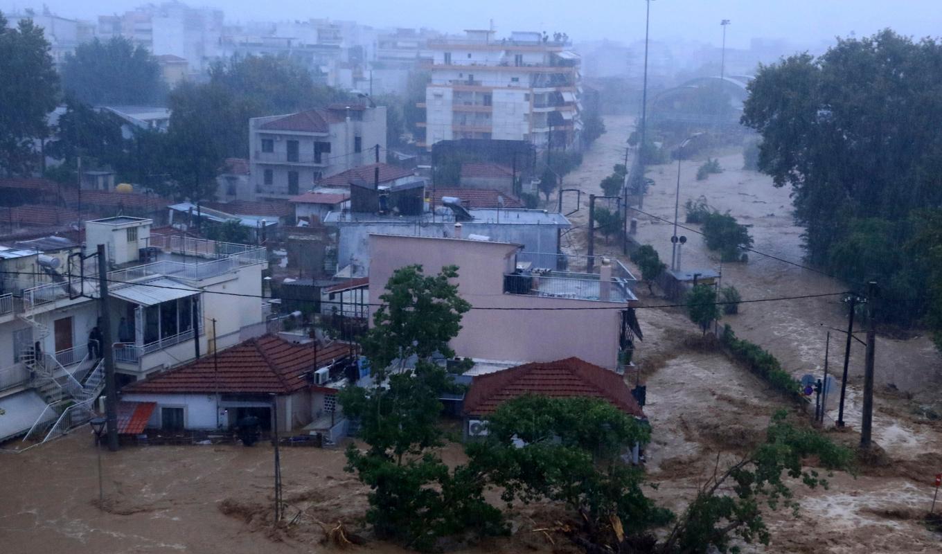 Störtflod i den grekiska staden Volos på tisdagen. Foto: George Kidonas/AP/TT