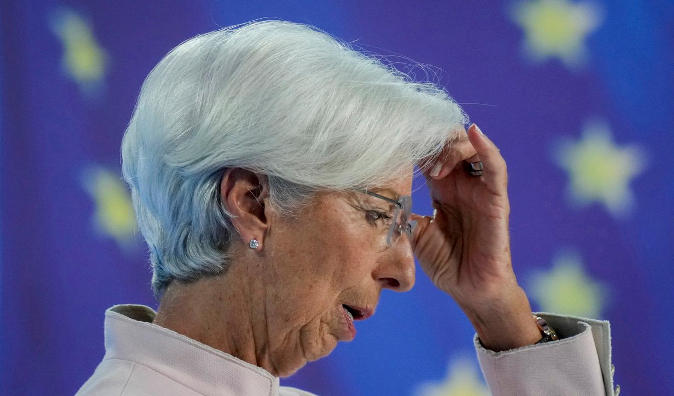 ECB-chefen Christine Lagarde kliar sig i huvudet. Bilden från torsdagens presskonferens i samband med senaste räntebeskedet. Foto: Michael Probst/AP/TT