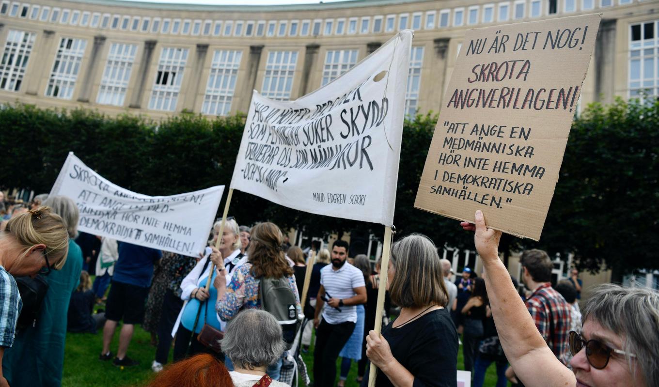 En protest mot informationsplikt för offentliganställda i september samlade tusentals, bland annat lärare, vårdpersonal och en rad fackförbund och civilrättsorganisationer. Foto: Oscar Olsson/TT