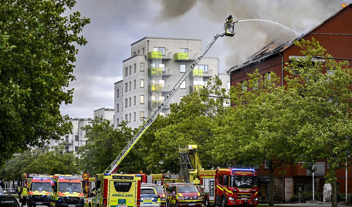 Det tog 50 timmar att släcka branden i det trähus av moduler som fattade eld i augusti. Foto: Johan Nilsson/TT