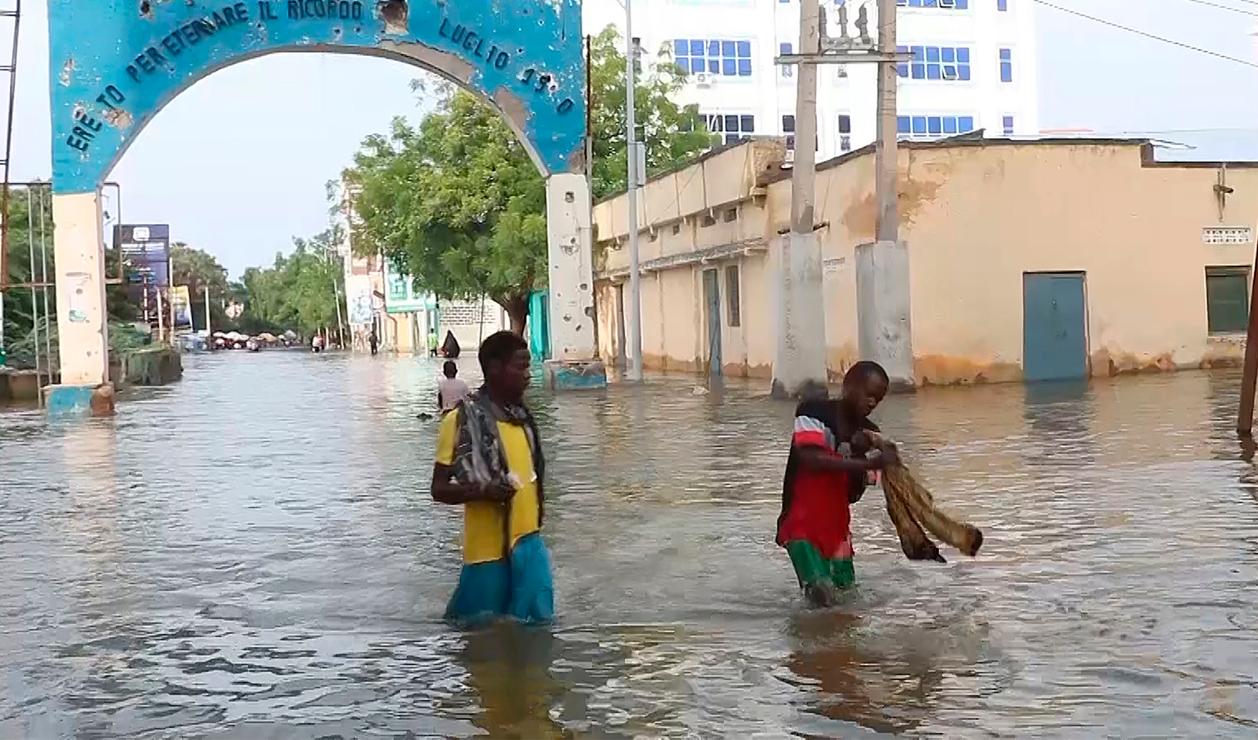 Invånare i Beledweyne i översvämmade Somalia. Foto: AP/TT