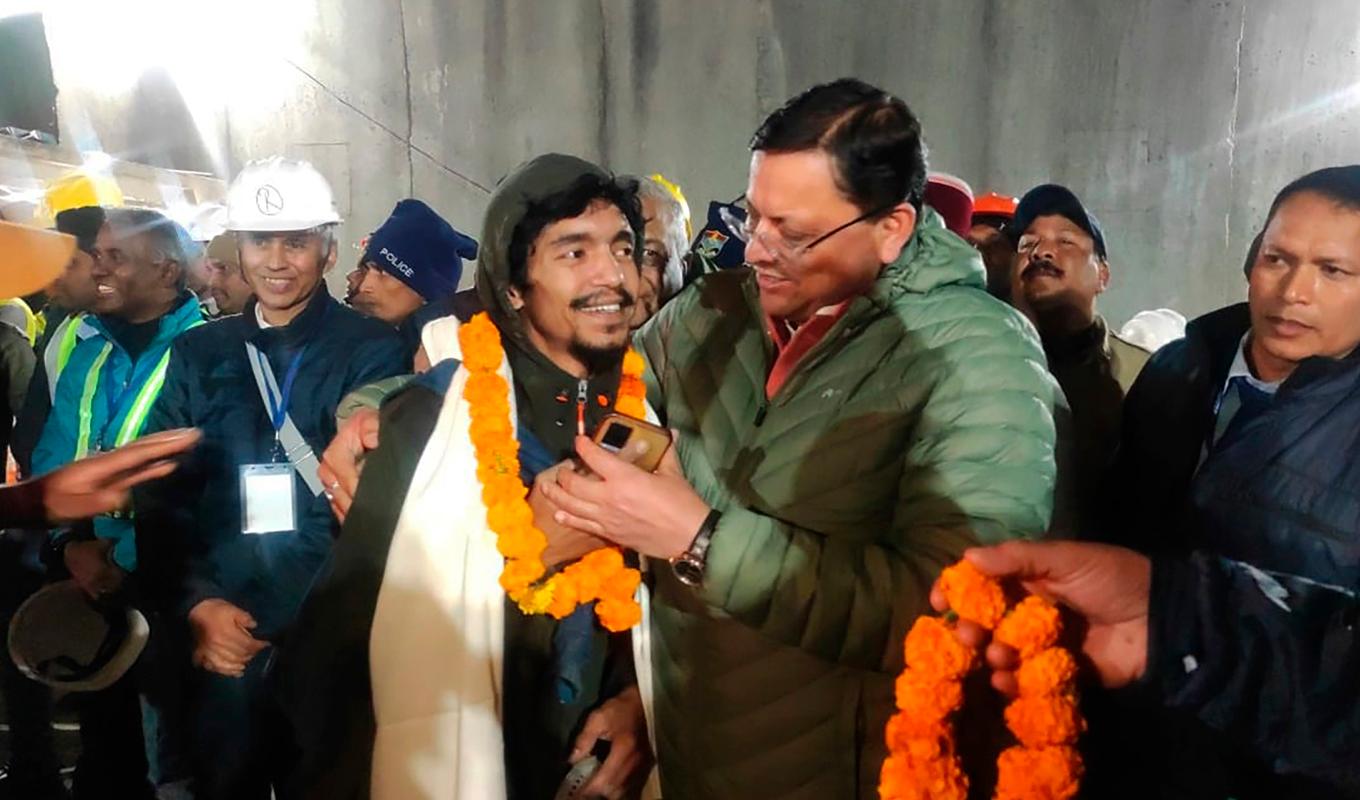 En av arbetarna möts av delstaten Uttarakhands ledare Pushkar Singh Dhami. Foto: Uttarakhand informationsenhet via AP/TT