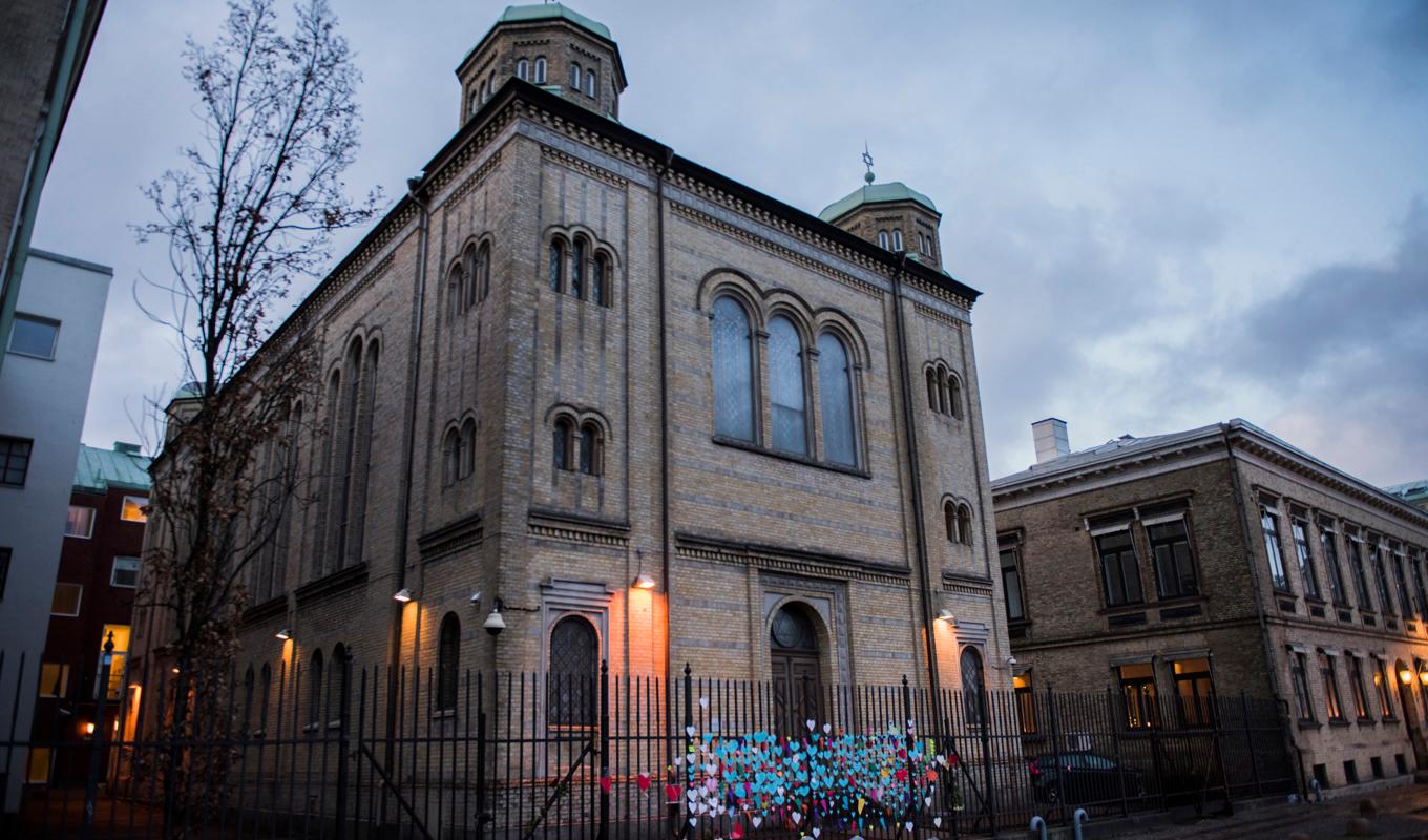 Människor har skrivit meddelande på pappershjärtan och fäst på grindarna till synagogan i Göteborg efter en brandattack mot församlingens lokaler 2017. Arkivbild. Foto: Nora Lorek/ TT