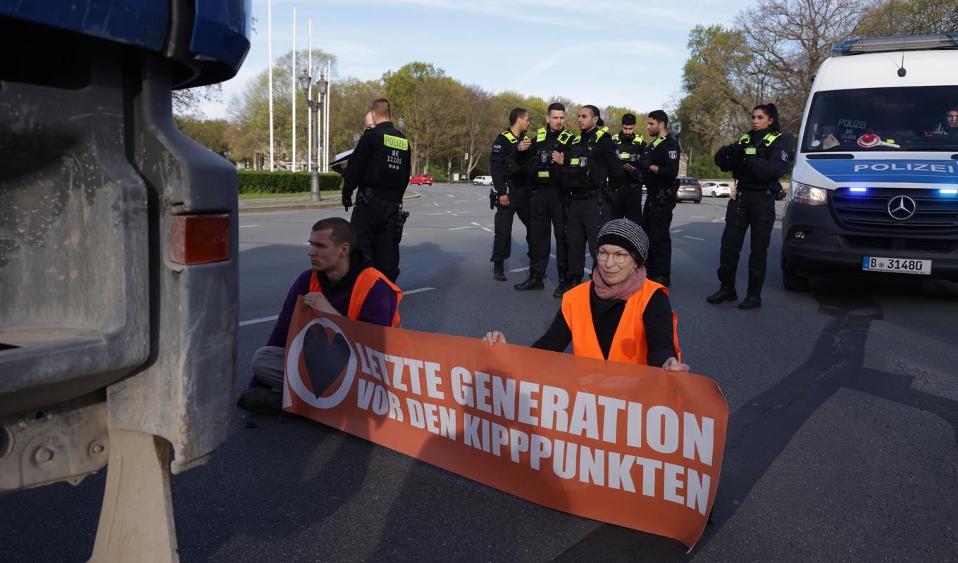 Tyska poliser förbereder sig för att avlägsna klimataktivister från Letzte Generation i Berlin den 24 april 2023. Foto: Sean Gallup/Getty Images