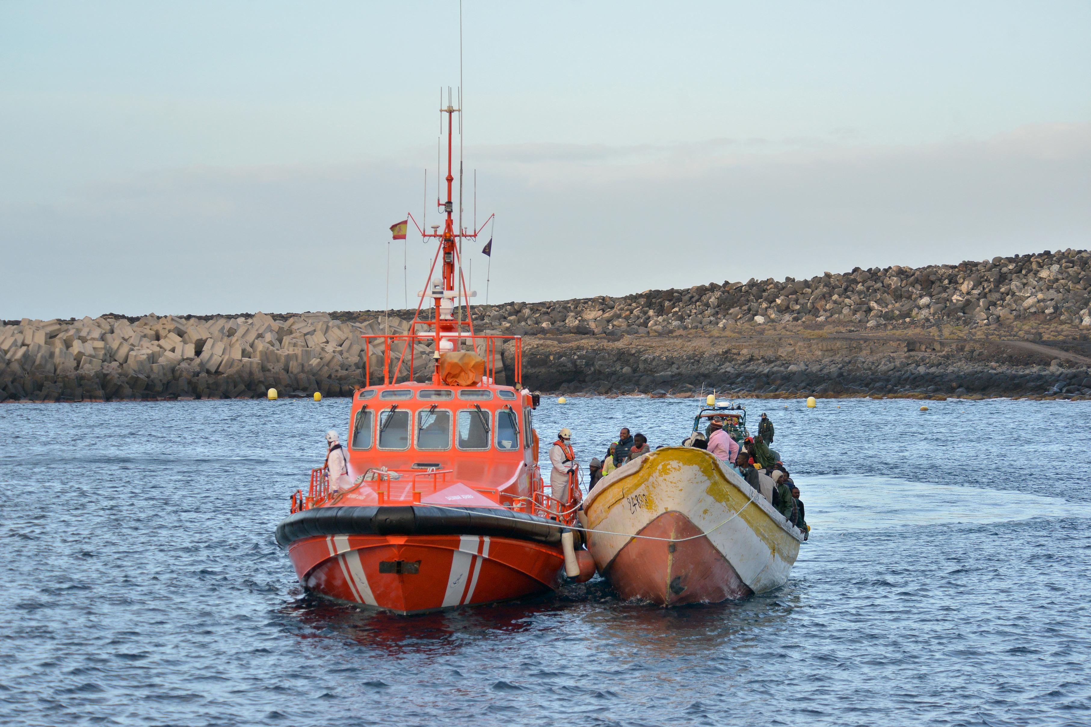 En båt med 156 migranter räddas till hamnen La Restinga i kommunen El Pinar på ön El Hierro den 15 december 2023. Foto: Stringer/AFP via Getty Images