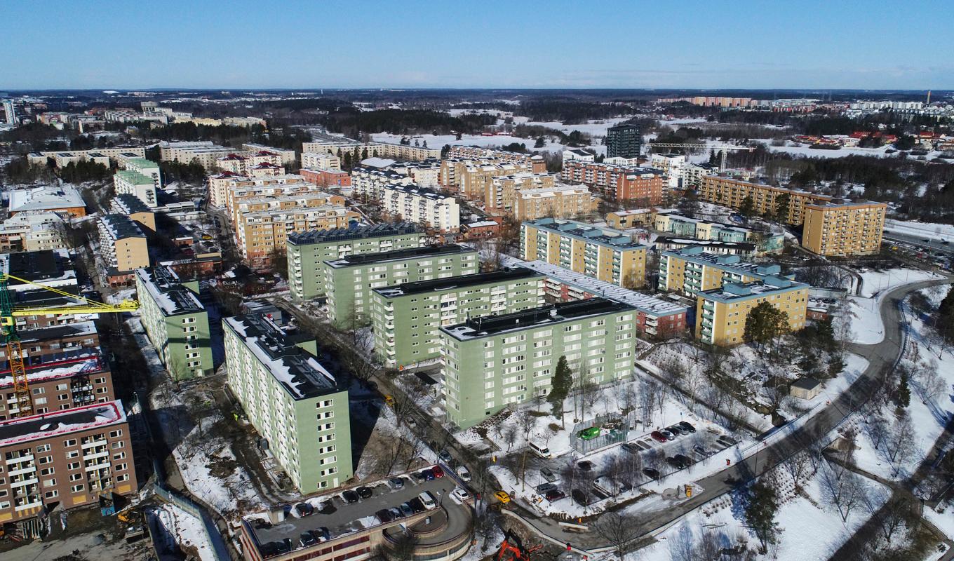 Rinkeby, förort till Stockholm, som ingår i ett av Sveriges särskilt utsatta områden. Sysselsättningsgraden har på senare år ökat i särskilt utsatta områden, men nu finns risk för att den utvecklingen bryts. Arkivbild. Foto: Fredrik Sandberg/TT