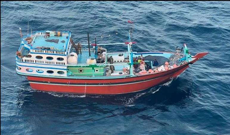 Bilden föreställer enligt USA en båt som fraktar iranska robotdelar till Huthirörelsen i Jemen. Odaterad arkivbild. Foto: U.S. Central Command/AP/TT