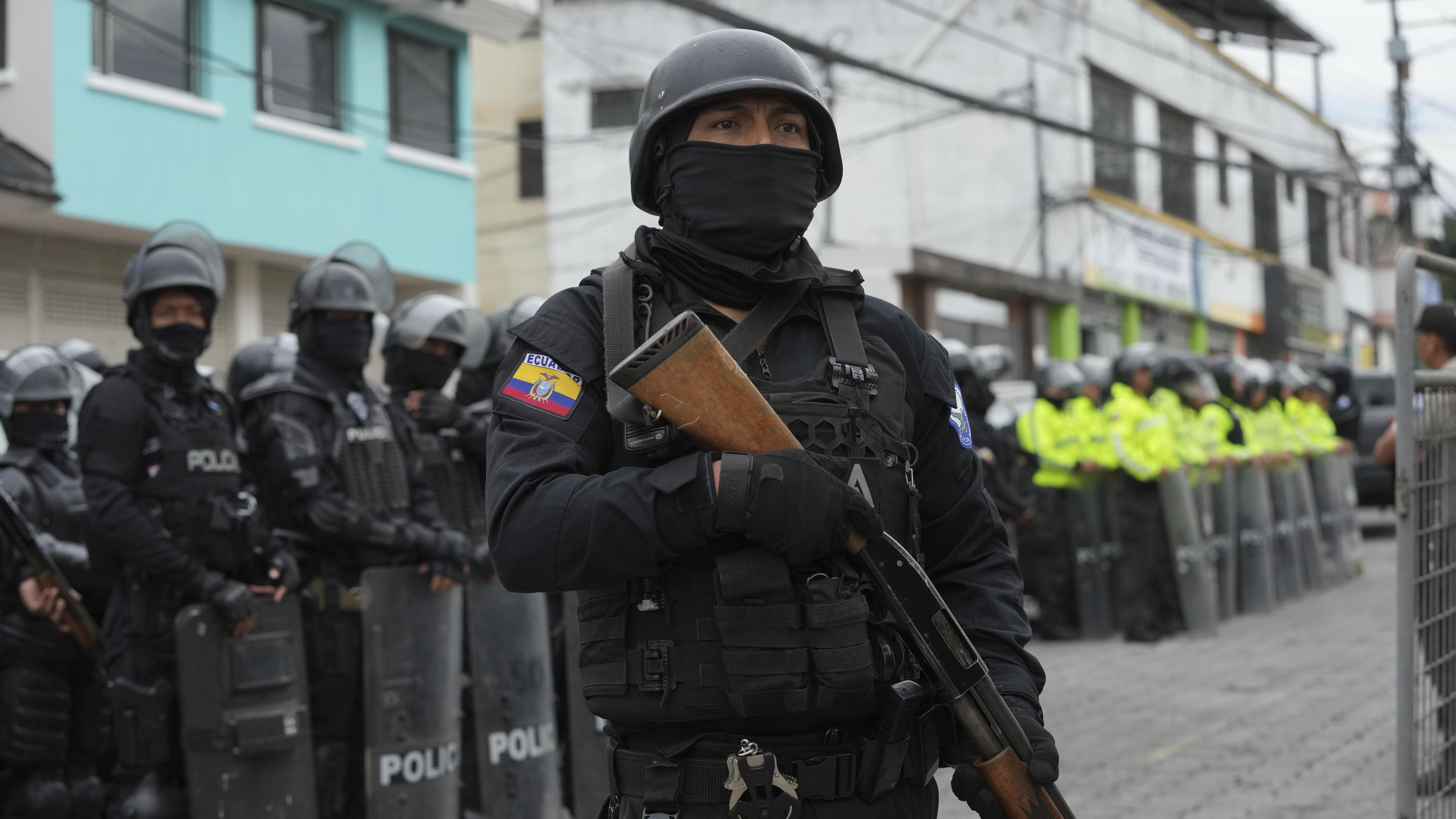 Soldater och polis har tidigare omringat större säkerhetsfängelser i Guayaquil och i huvudstaden Quito för att bekämpa gängbrottslighet och upplopp. Arkivbild. Foto: Dolores Ochoa/AP/TT