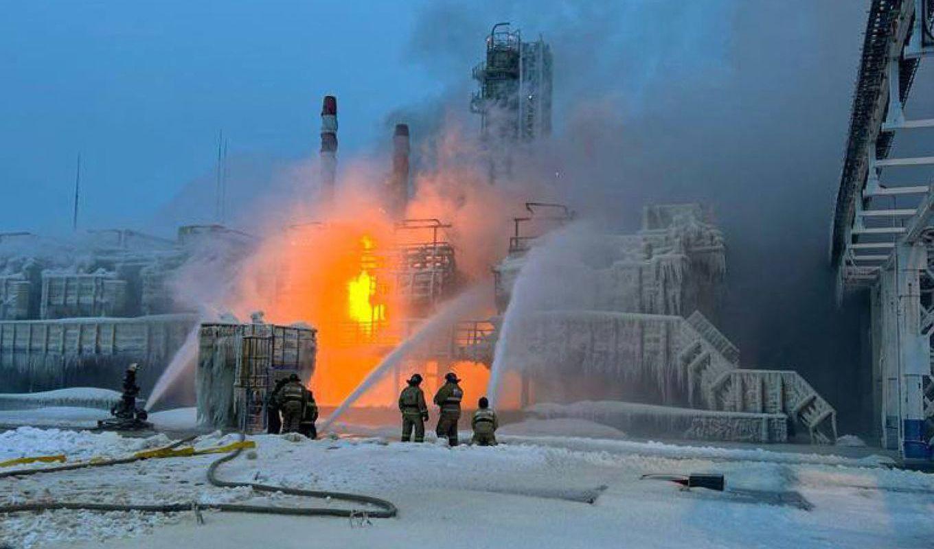 Brandmän bekämpar elden i den ryska hamnen Ust-Luga. Foto: Telegramkontot drozdenko_au_lo/AFP/TT