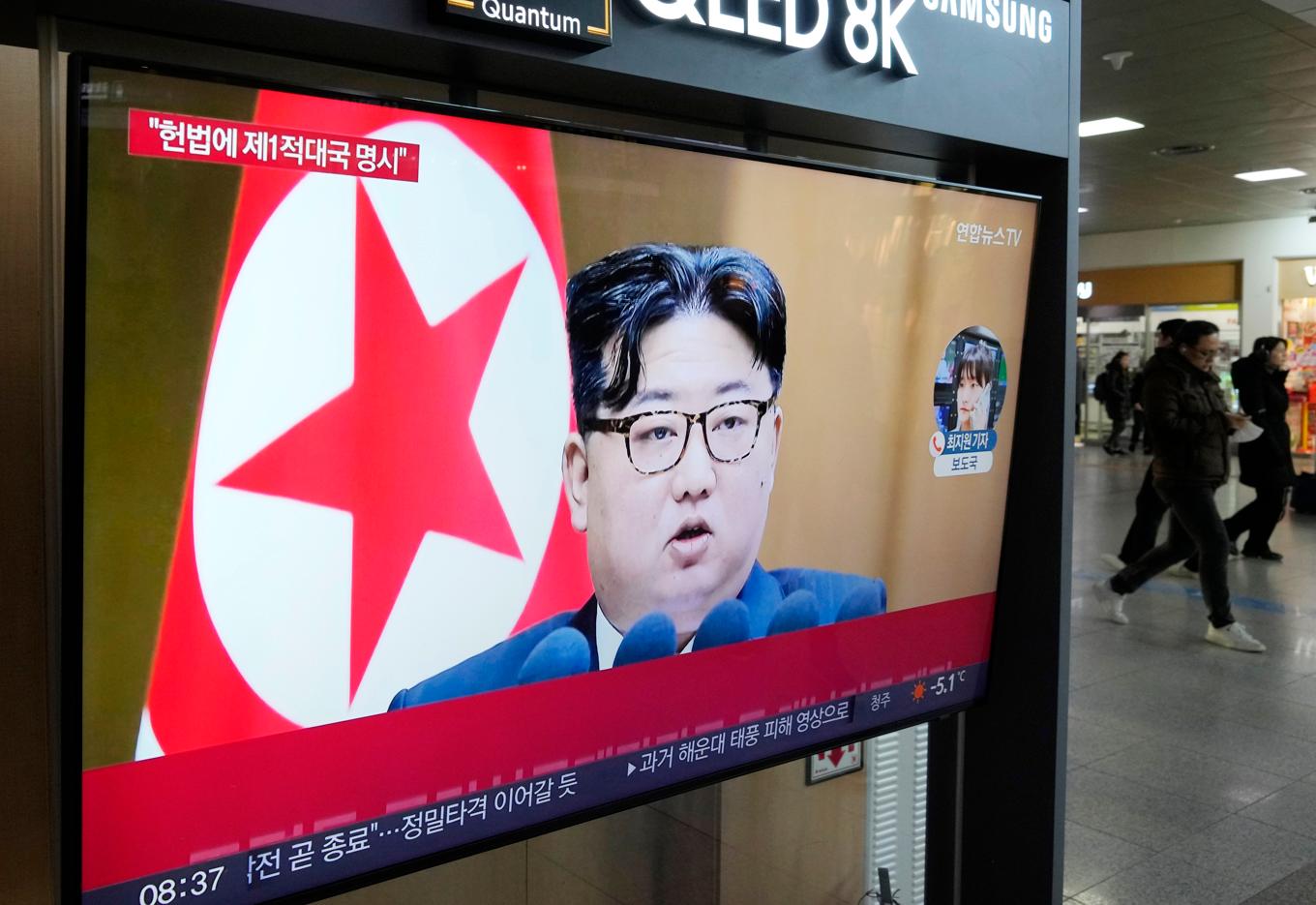 Nordkorea uppges ha avfyrat flera robotar, enligt Sydkoreas militär. På fotot syns Nordkoreas ledare Kim Jong Un på en tv-skärm i Seoul. Arkivbild. Foto: Ahn Young-joon/AP/TT