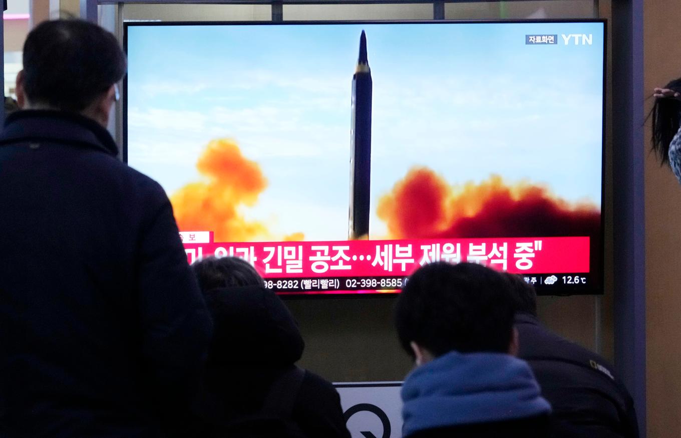 Nordkorea uppges ha avfyrat flera robotar, enligt Sydkoreas militär. På fotot syns en tidigare avfyrning på en tv-skärm i Sydkoreas huvudstad Seoul. Arkivbild. Foto: Ahn Young-joon/AP/TT