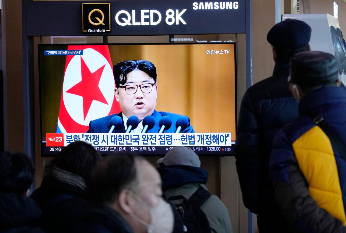 En tv på järnvägsstationen i Seoul visar en sändning från Kim Jong-Uns tal tidigare i veckan. Foto: Ahn Young-Joon/AP/TT