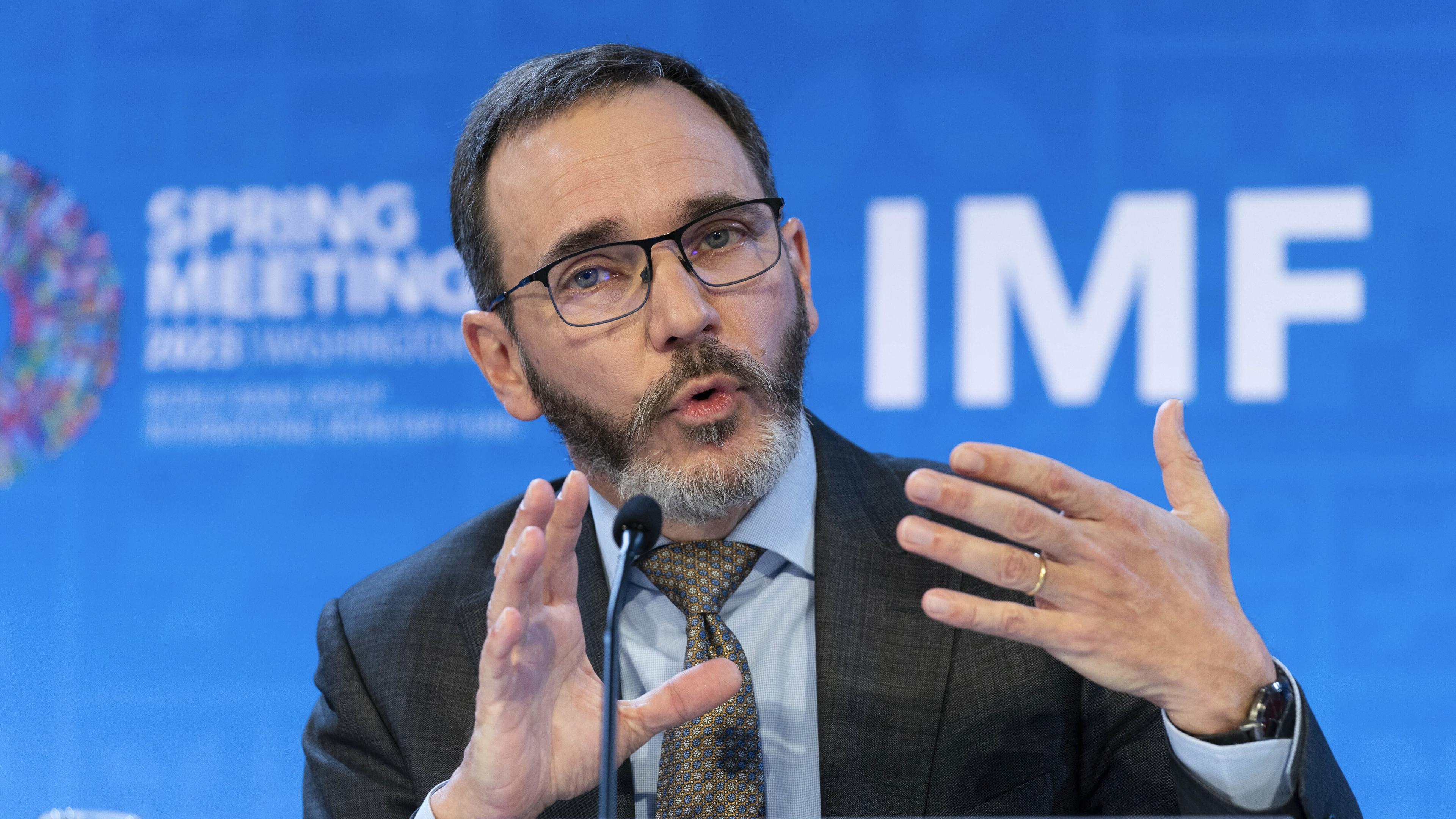 Internationella valutafonden (IMF) och dess chefsekonom Pierre-Olivier Gourinchas uppgraderar sin prognos för global tillväxt i år. Arkivbild. Foto: Jose Luis Magana/AP/TT