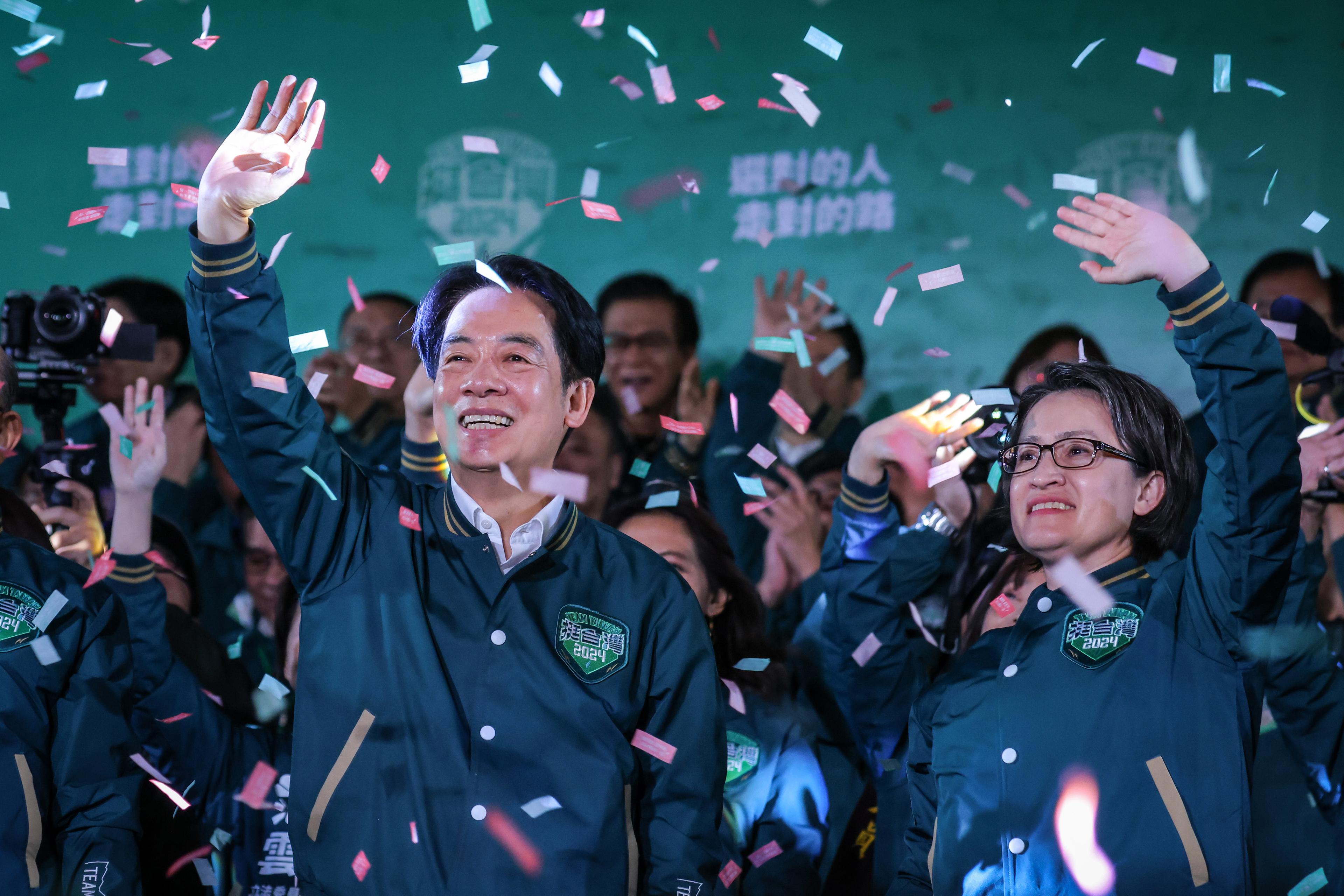 Lai Ching-te, Taiwans nyvalde president (till vänster), tillsammans med vicepresidenten Hsiao Bi-khim, firar valsegern i Taipei den 13 januari. Foto: Annabelle Chih/Getty Images