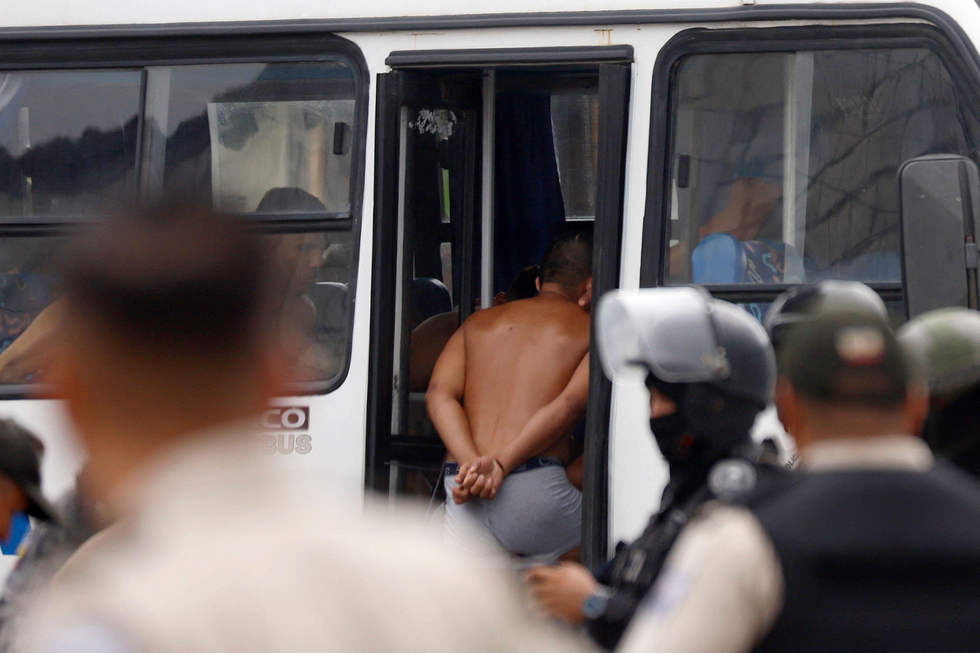 Gripna män transporteras bort efter att de försökt storma ett sjukhus i Guayas. Foto: Stringer via AFP/TT