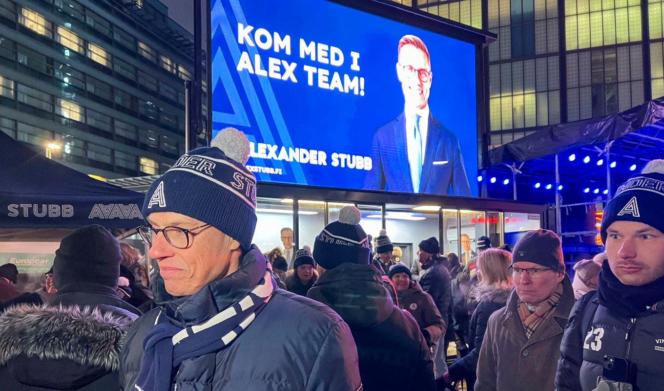 Alexander Stubb i iskylan på Narinken i centrala Helsingfors, där många väljare mötte honom på lördagen. Foto: Martin Mederyd Hårdh/TT