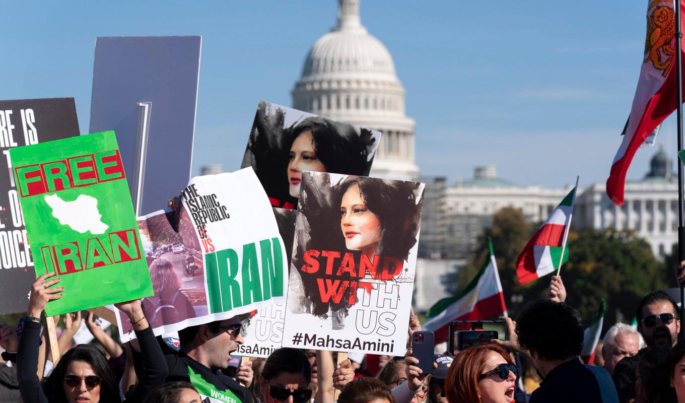 Demonstrationer mot Irans regim spreds världen över efter Mahsa Zhina Aminis död i september 2022. Arkivbild. Foto: Jose Luis Magana/AP/TT
