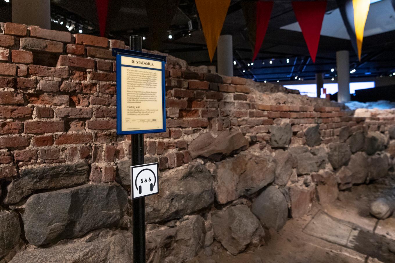 Del av stadsmuren som hittades vid utgrävningen på Helgeandsholmen har tidigare visats på Medeltidsmuseet som stängde 6 november. Arkivbild. Foto: Mikaela Landeström/TT