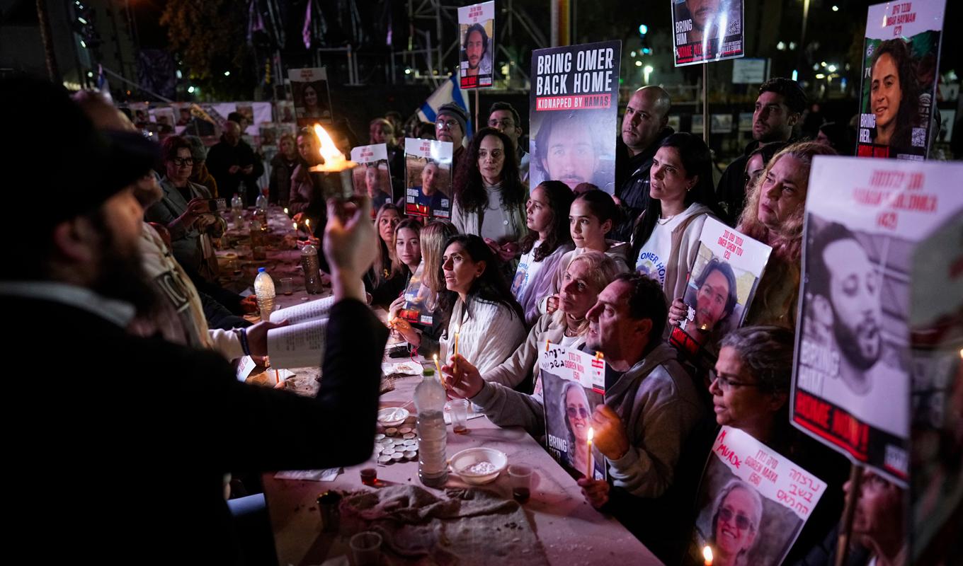 Vänner och släktingar till de israeler som hålls gisslan i Gaza demonstrerade på lördagen i Tel Aviv och kräver att de ska friges. Foto: Ohad Zwigenberg/AP/TT