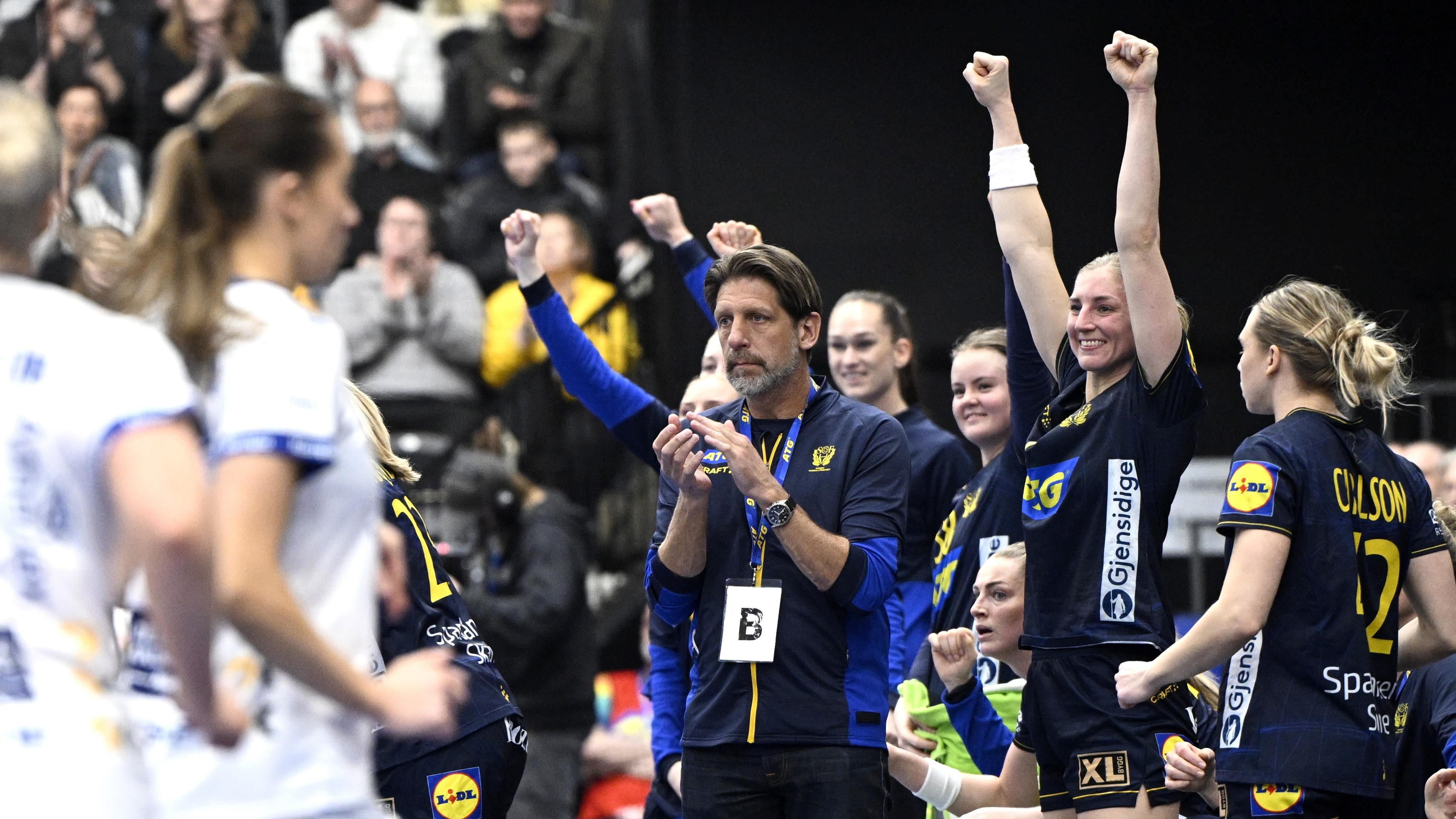 Sveriges förbundskapten Tomas Axnér och Linn Blohm jublar under damernas EM-kvalmatch mot Island i Karlskrona. Foto: Johan Nilsson/TT