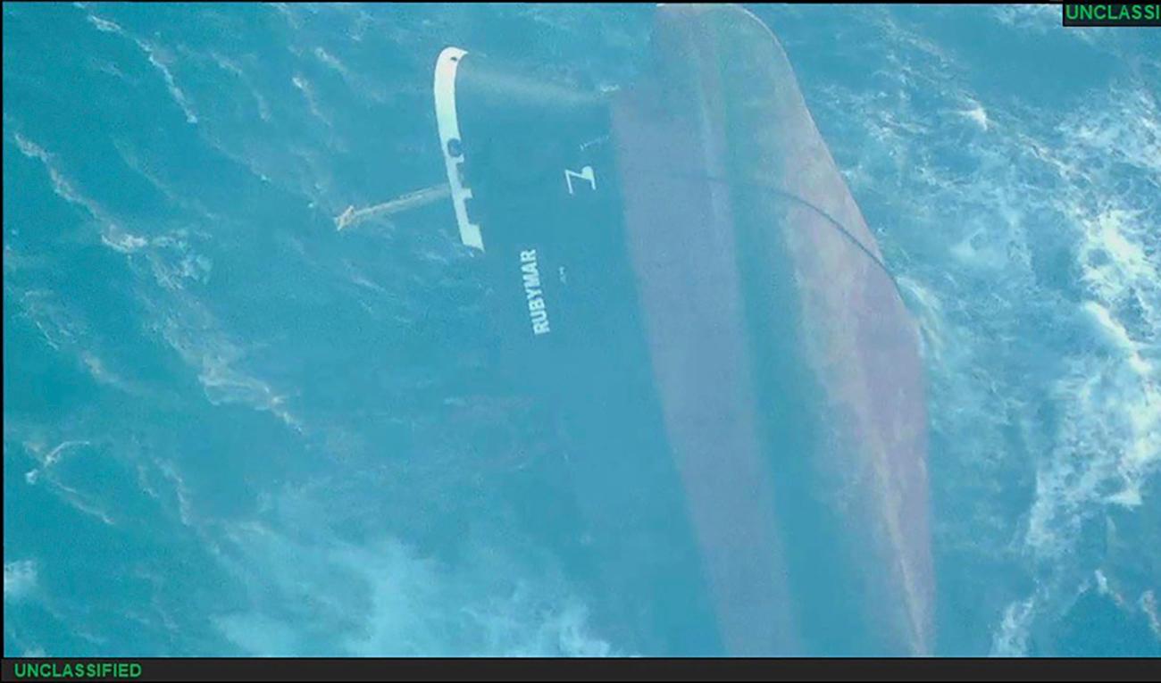 Lastfartyget Rubymar har sjunkit i Röda havet. Foto publicerat 3 mars av den amerikanska militärens centralkommando. Foto: Amerikanska militärens centralkommando/AP/TT