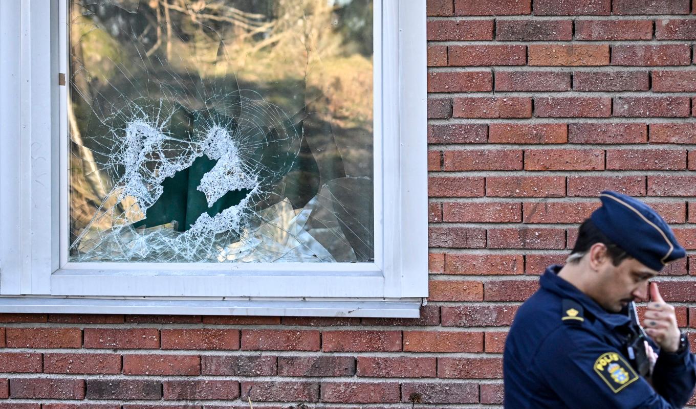 Brytmärken på dörrar och krossade fönster vittnar om polisens insats. Arkivbild. Foto: Anders Wiklund/TT