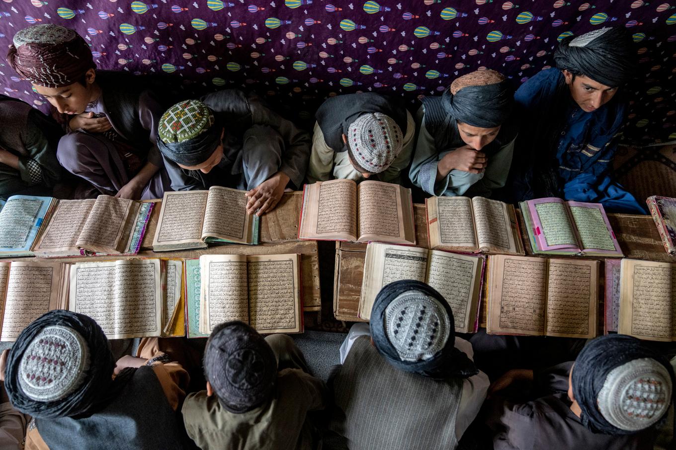 Koranstudier vid en religiös skola i Afghanistan 2023. Pojkarna på bilden har inget med texten att göra. Foto: Ebrahim Noroozi/AP/TT
