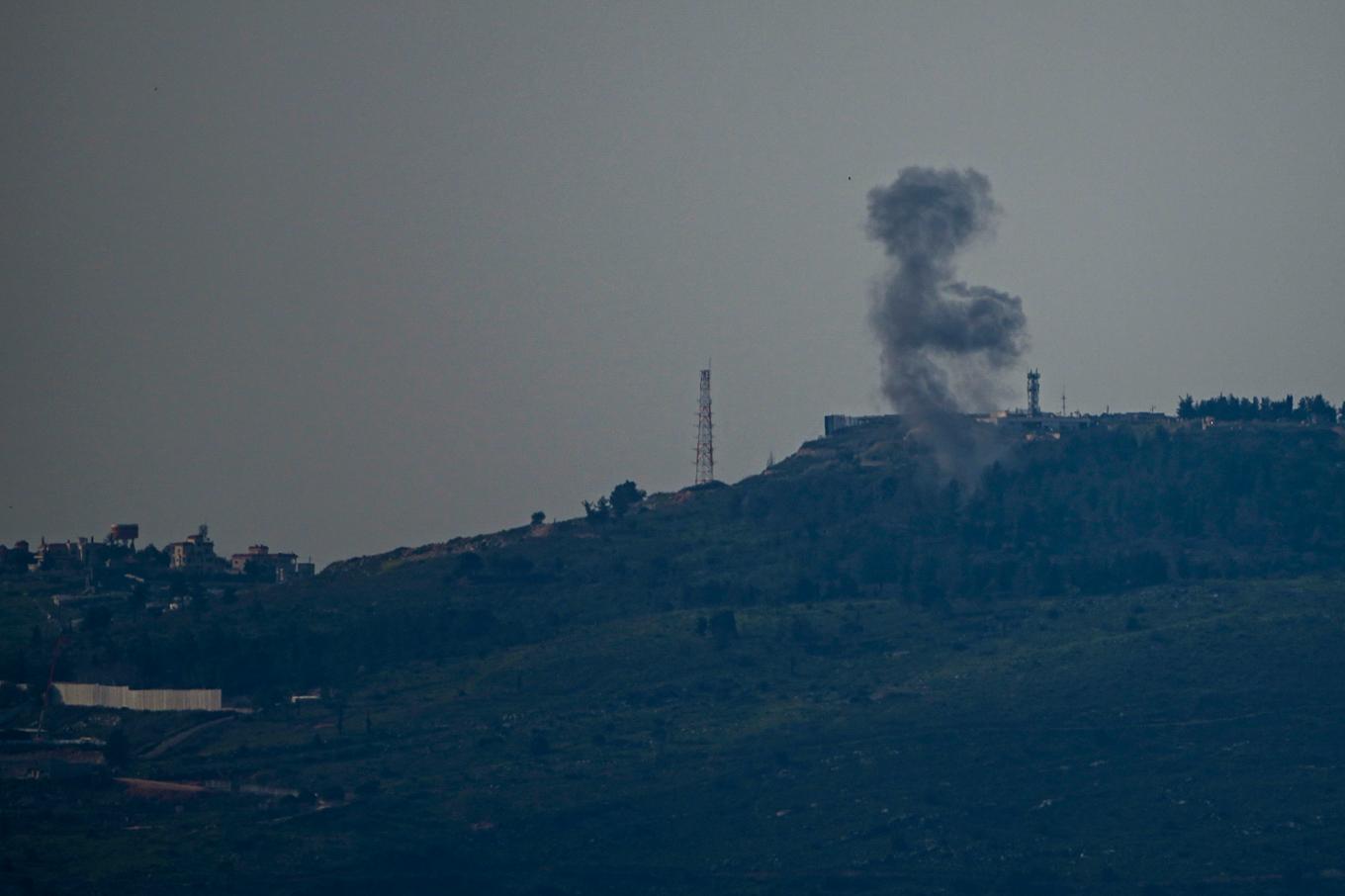 Rök stiger efter en raketattack från södra Libanon mot mål i norra Israel i februari. Arkivbild. Foto: Ariel Schalit/AP/TT