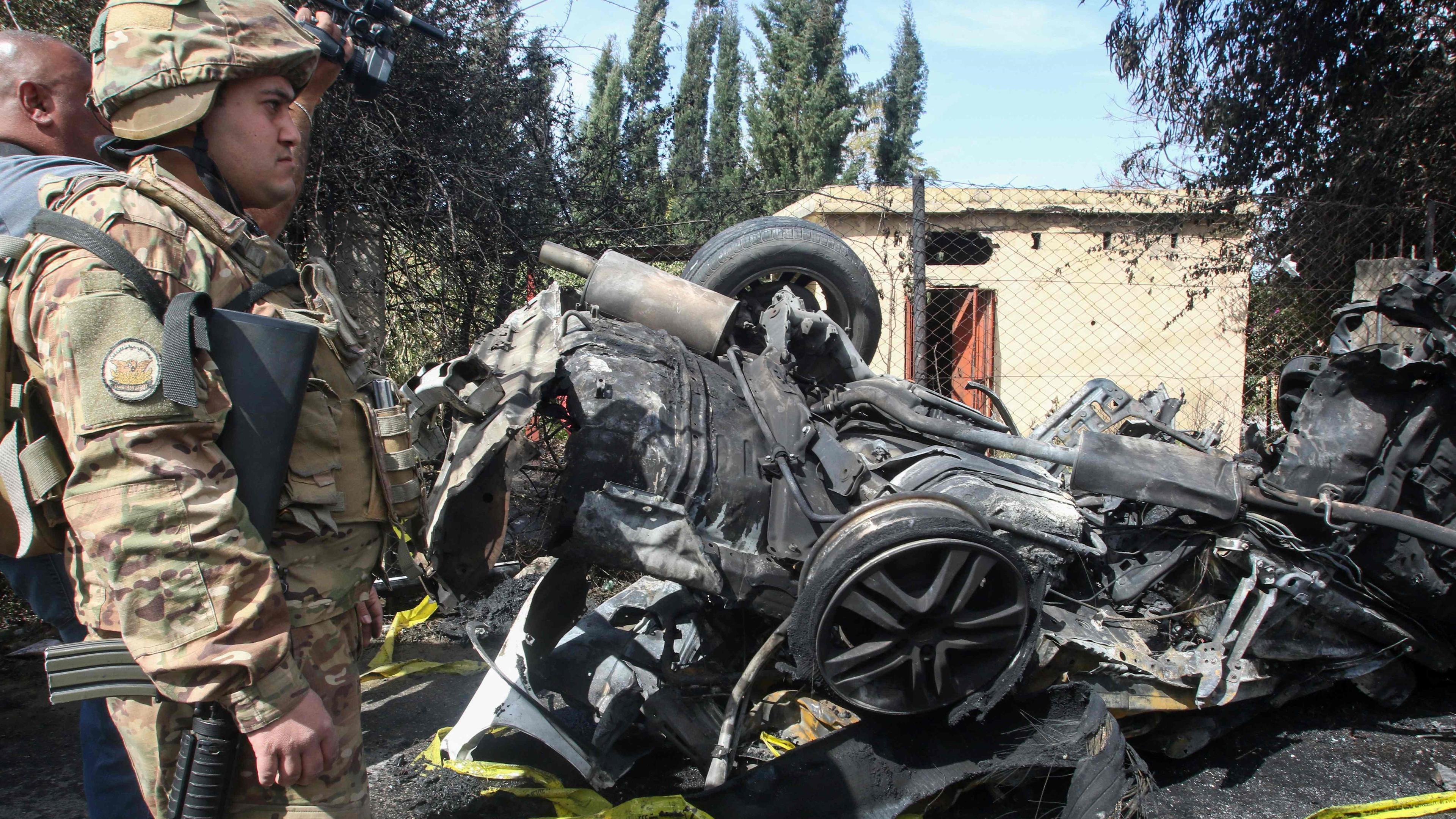 Ett utbränt bilvrak efter den israeliska attacken mot södra Libanon. Foto: Mahmoud Zayyat/AFP/TT