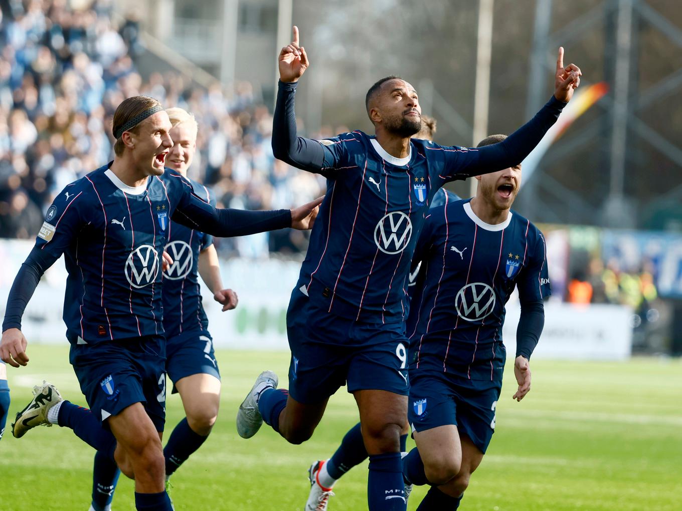 Isaac Kiese Thelin firar efter säsongens första allsvenska mål. Malmö FF, tung guldfavorit, vann premiären borta mot IFK Norrköping stort. Foto: Stefan Jerrevång/TT