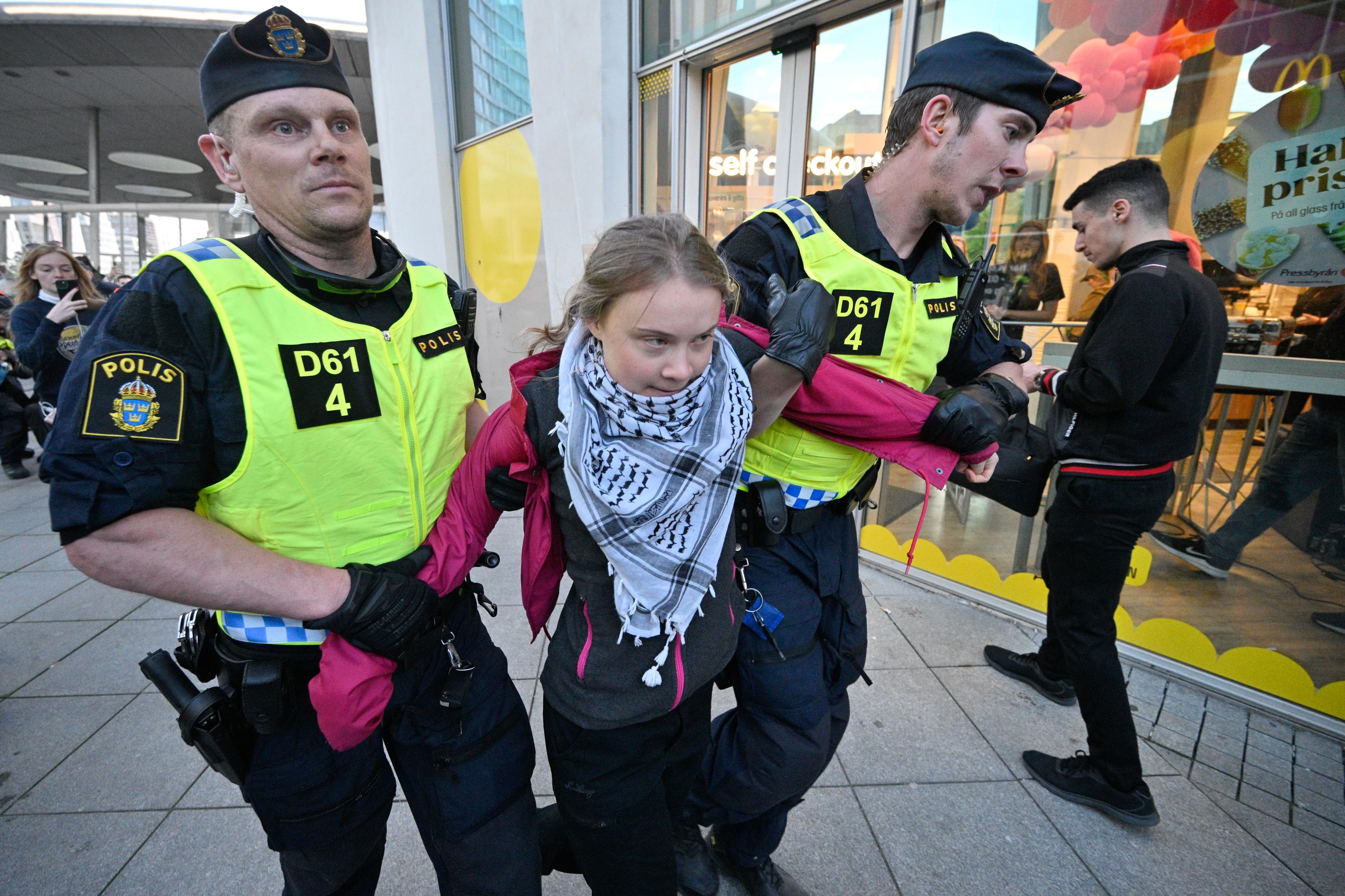 Klimataktivisten Greta Thunberg togs omhand av polis utanför Malmö arena inför Eurovision Song Contest-finalen. Foto: Johan Nilsson/TT