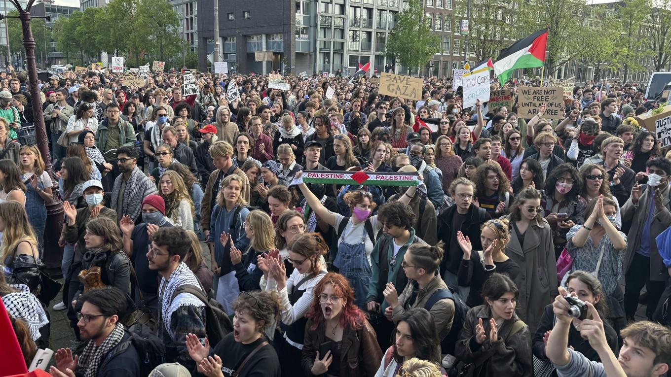 Studentprotester i Amsterdam på tisdagen. Foto: Aleksandar Furtula/AP/TT