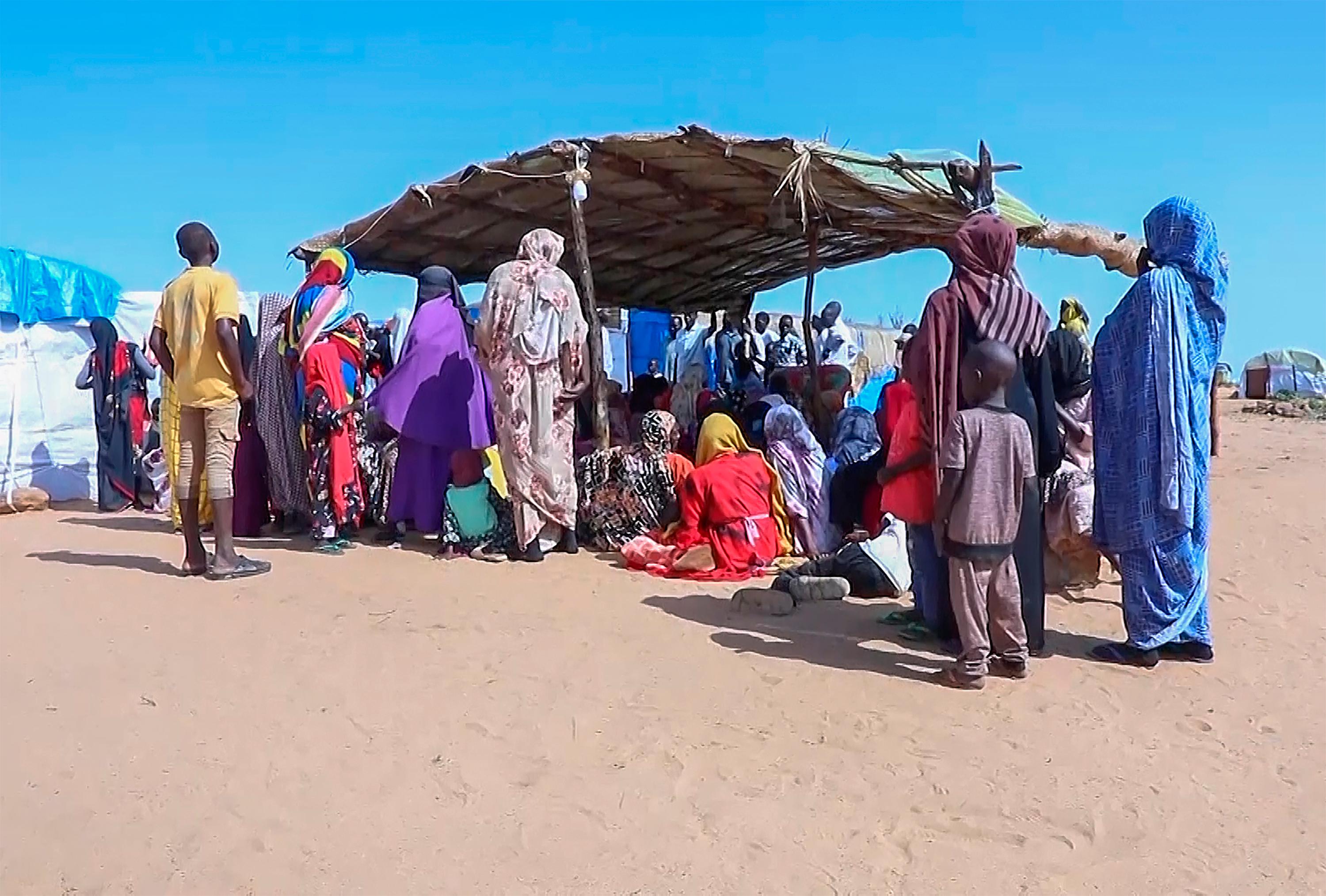 Flyktingar från Sudan utanför ett fältsjukhus i grannlandet Tchad. Arkivbild. Foto: