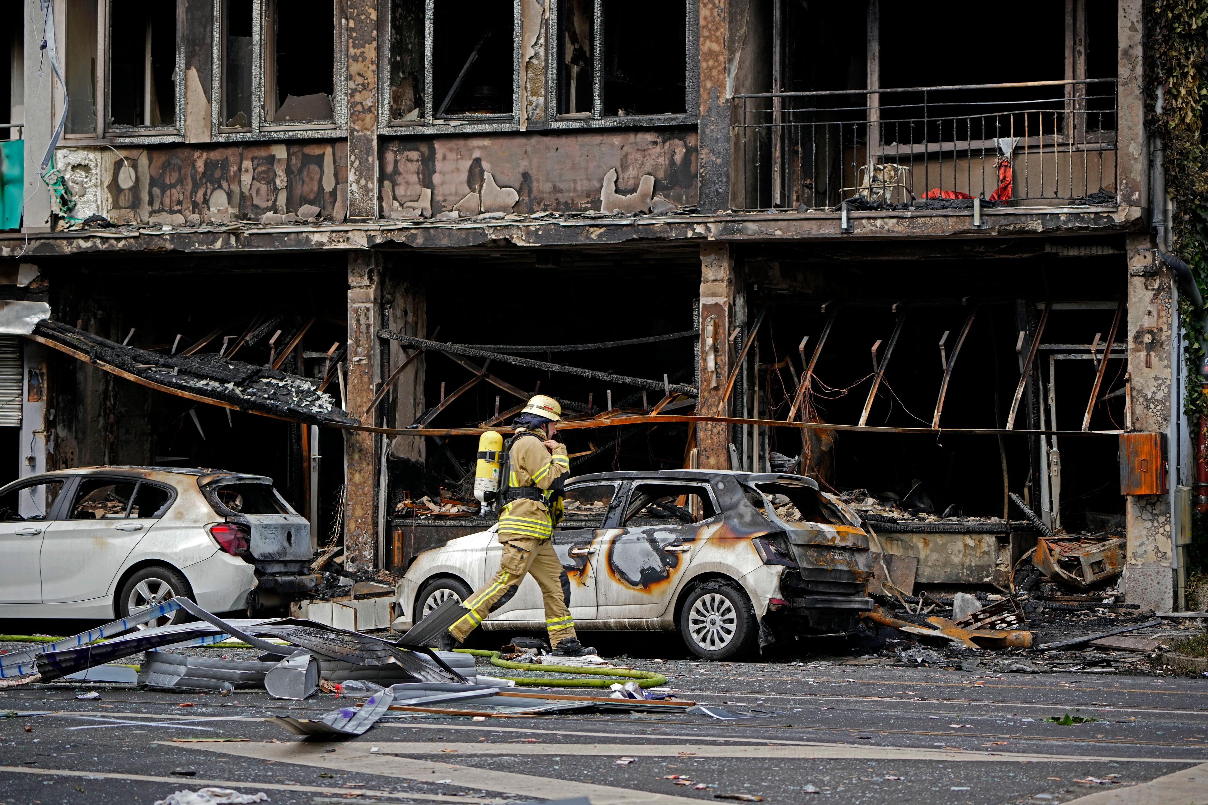 Tre personer omkom i branden i Düsseldorf i västra Tyskland. Foto: Martin Meissner/AP/TT