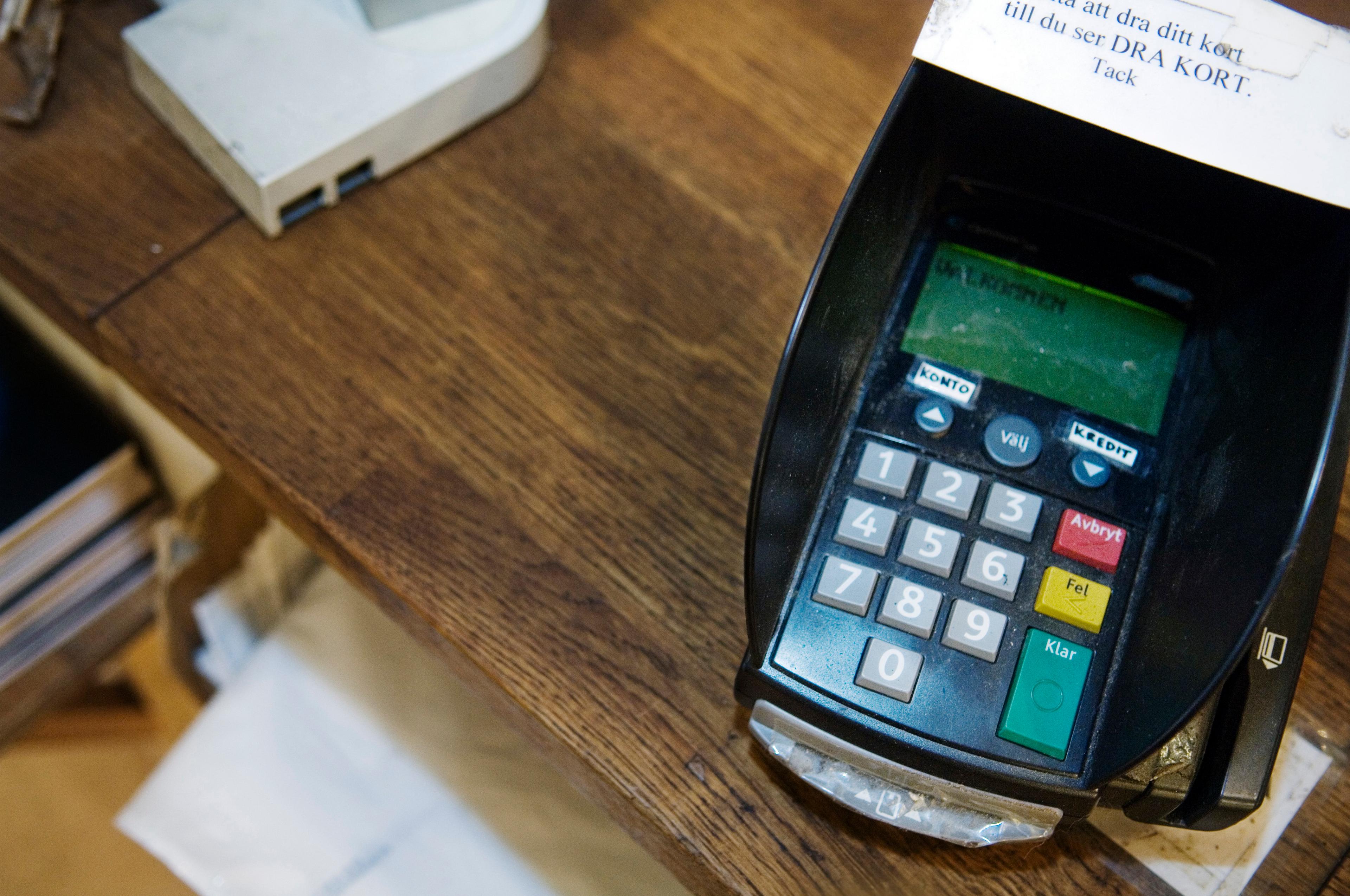Flera av Axfoods butiker fick på fredagen problem med sina kontaktlösa kortbetalningar. Arkivbild.. Foto: Erik Abel/TT