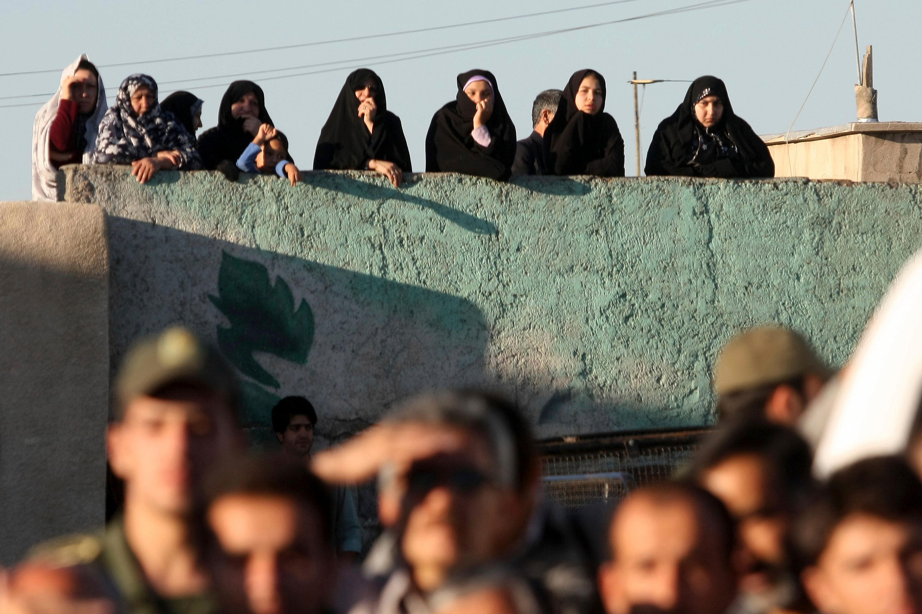 Folk bevittnar en offentlig avrättning i Iran. Arkivbild. Foto: Hamideh Shafieeha/AP/TT