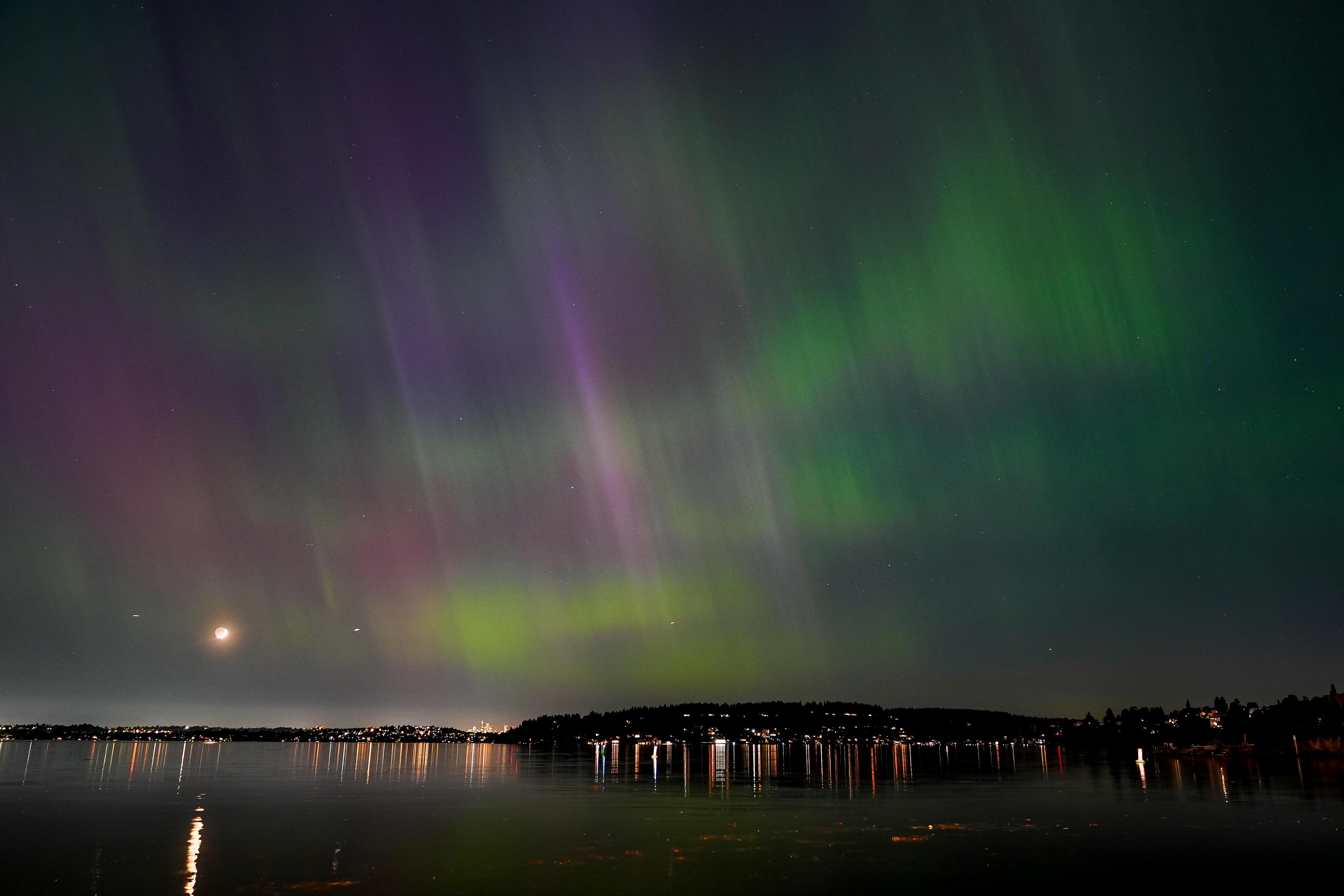 Norrsken över Lake Washington i västra USA natten mellan 10 och 11 maj. Foto: Lindsey Wasson/AP/TT