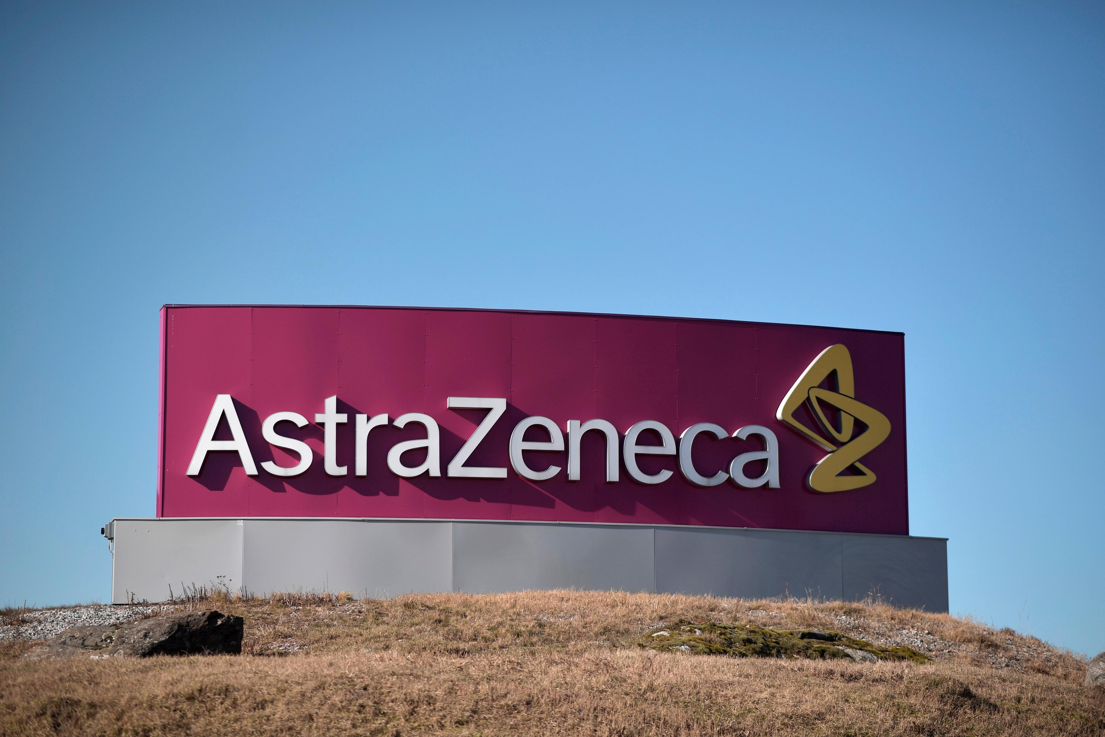 Astra Zeneca smäller upp en ny skylt i Singapore. Arkivbild. Foto: Pontus Lundahl/TT