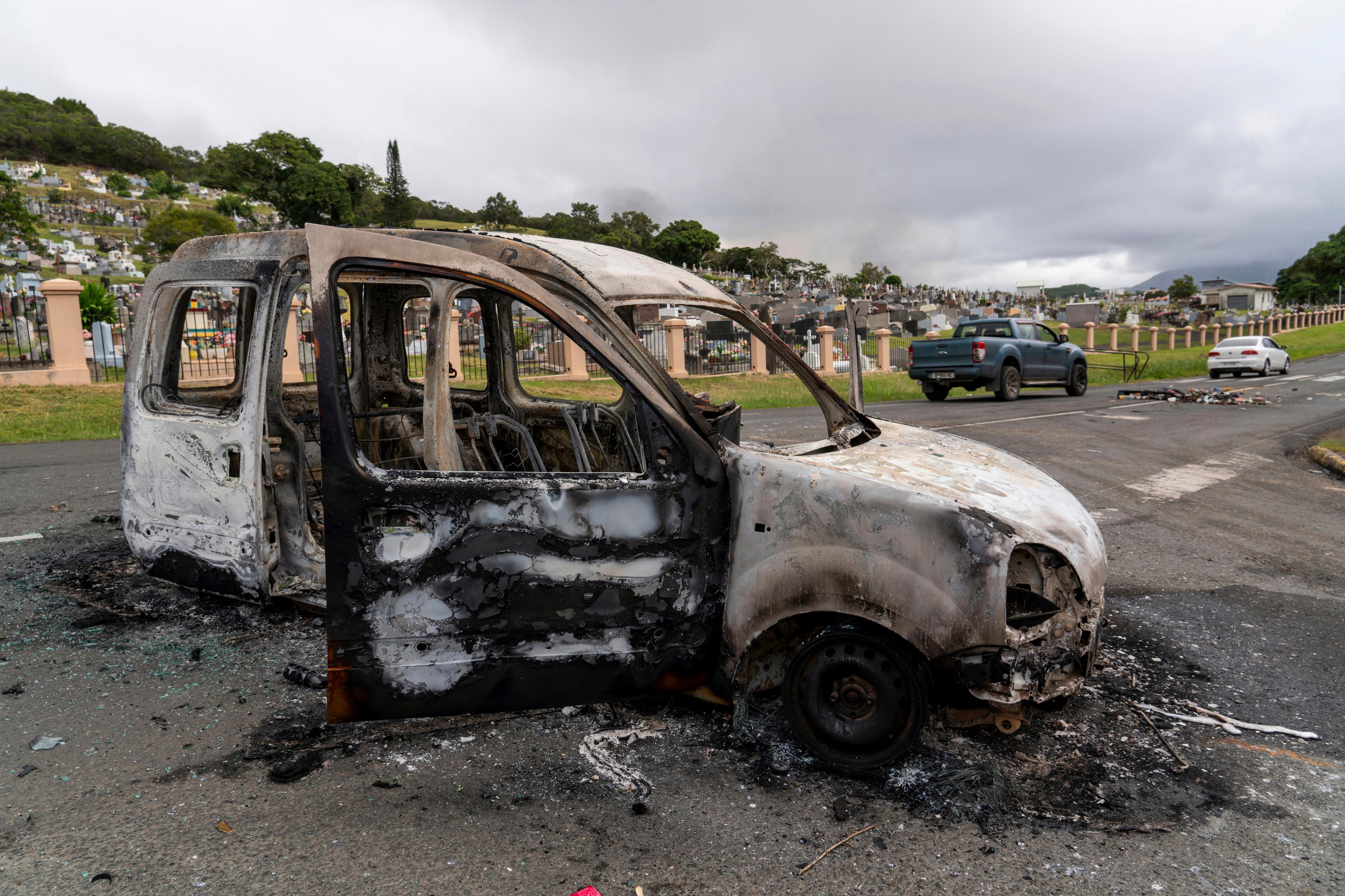 Under protesterna i Nya Kaledonien har de protesterande bland annat bränt bilar och plundrat affärer. Sex personer har dödats under oroligheterna. Arkivbild. Foto: Nicolas Job/AP/TT