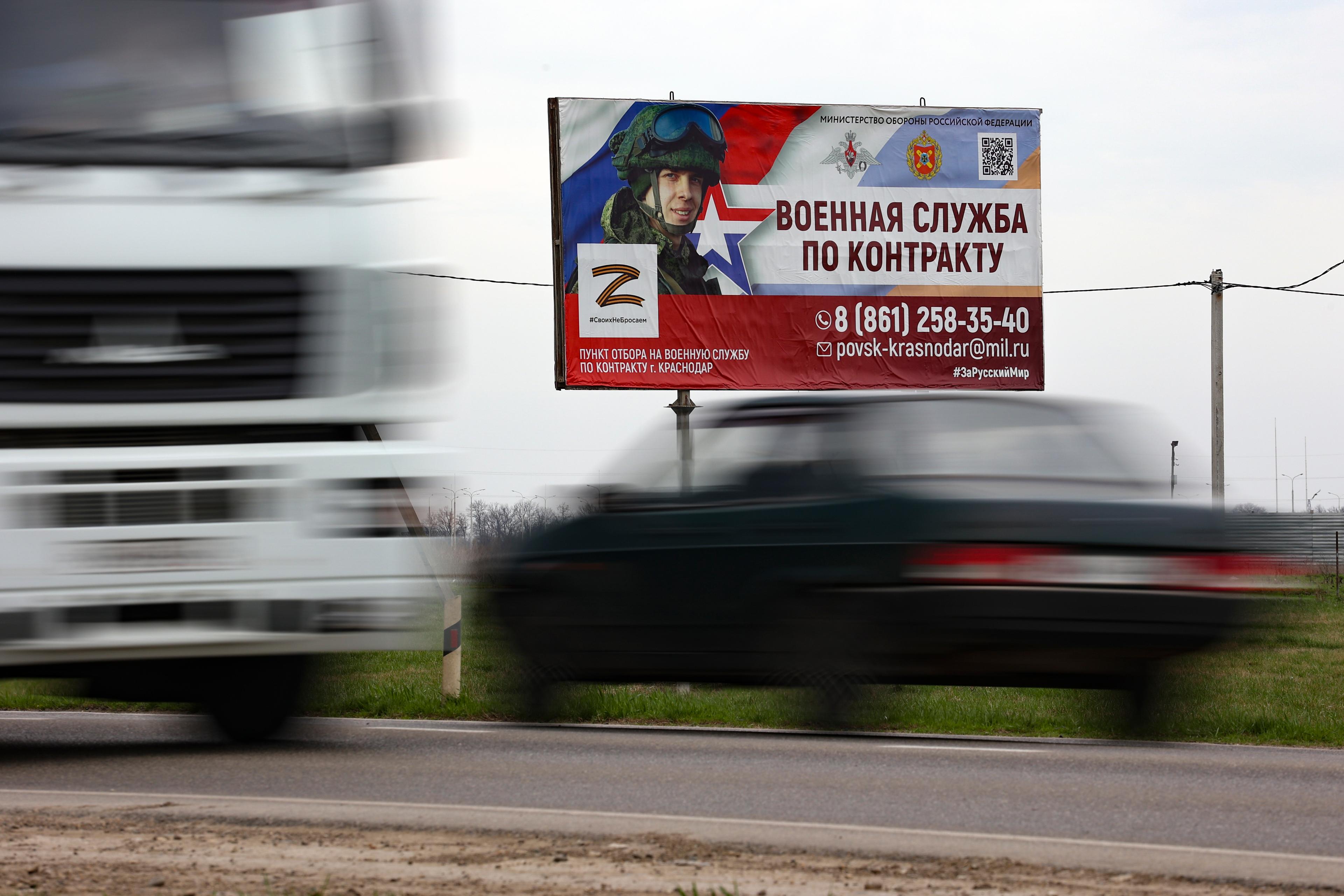 En reklamskylt vid en rysk motorväg försöker locka nya personer till militären. Bilden är från 2023. Foto: AP/TT