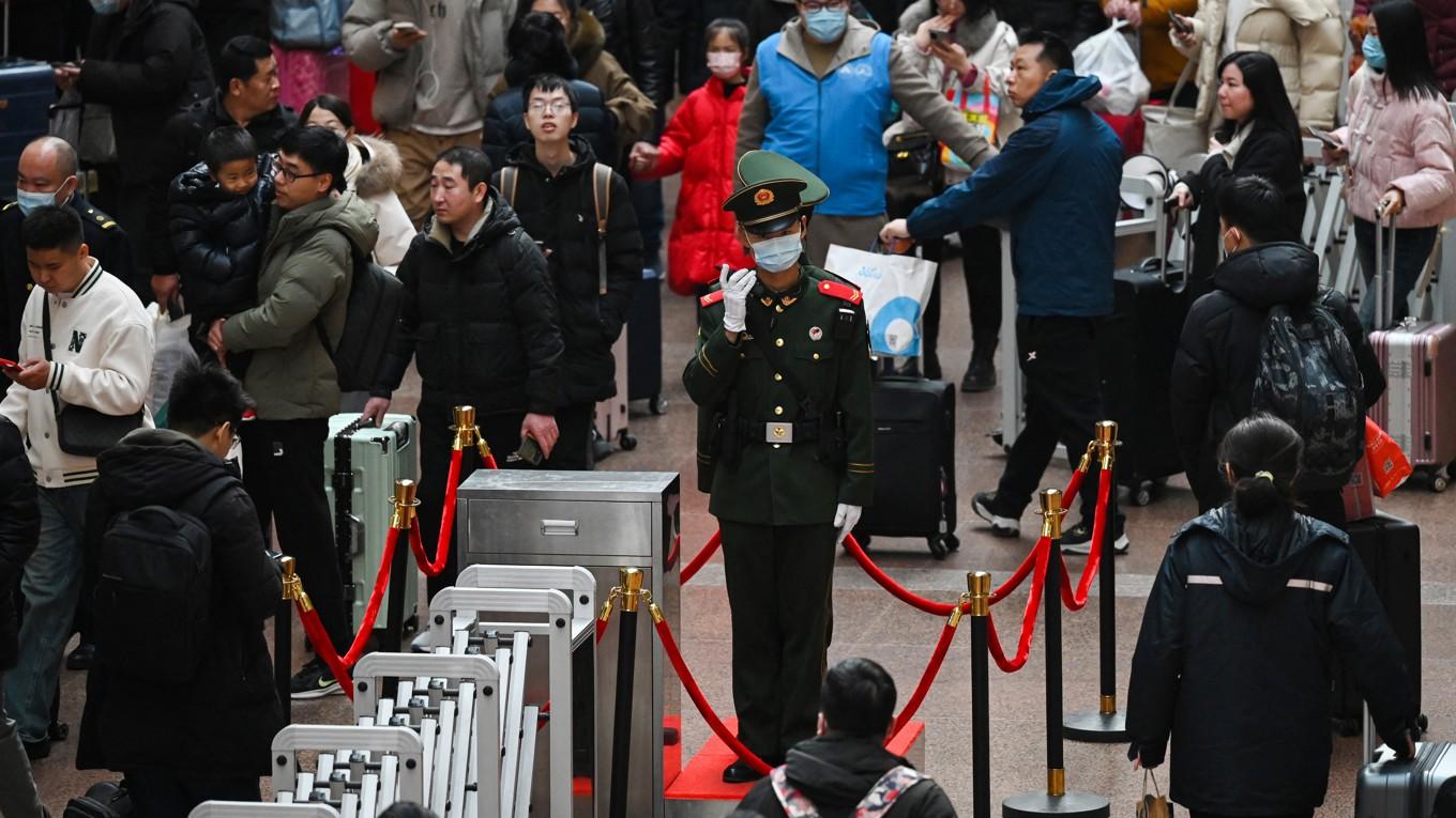 I sommar inför det kinesiska kommunistpartiet en förordning som ger polisen rätt att direkt kontrollera folks mobiltelefoner i ”nödsituationer”. Foto: Greg Baker/AFP via Getty Images