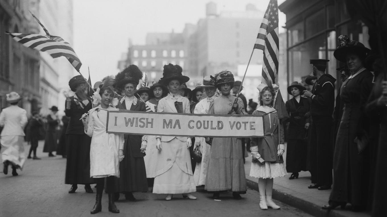 Till skillnad från den gamla kampen för jämställdhet har dagens rörelse av bland annat feminism kommit att leda till kvinnans degradering, menar krönikören. Bilden visar USA cirka 1913. Foto: FPG/Archive Photos/Getty Images