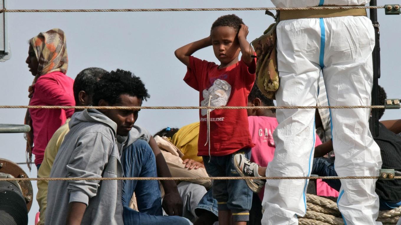 Migranter går i land från det italienska militärfartyget ”Sfinge” vid Siciliens östkust den 21 maj 2015. Foto: Giovanni Isolino/AFP via Getty Images