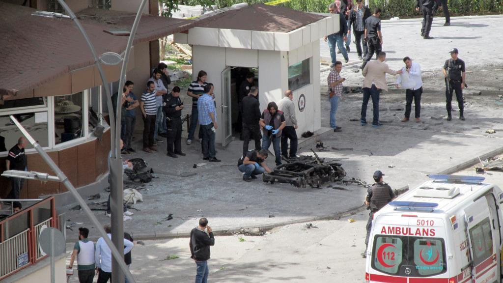 Utredare på platsen för bombdådet i Gaziantep i Turkiet. (Foto: AP/TT)