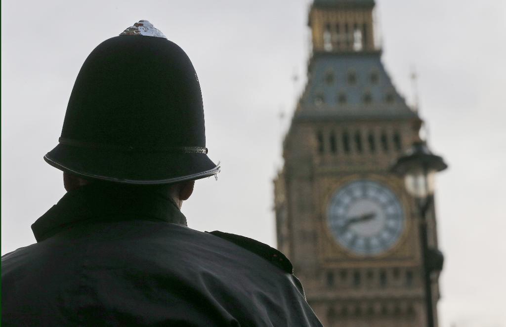 London ska få fler beväpnade poliser. (Foto: Frank Augstein /AP/TT-arkivbild)